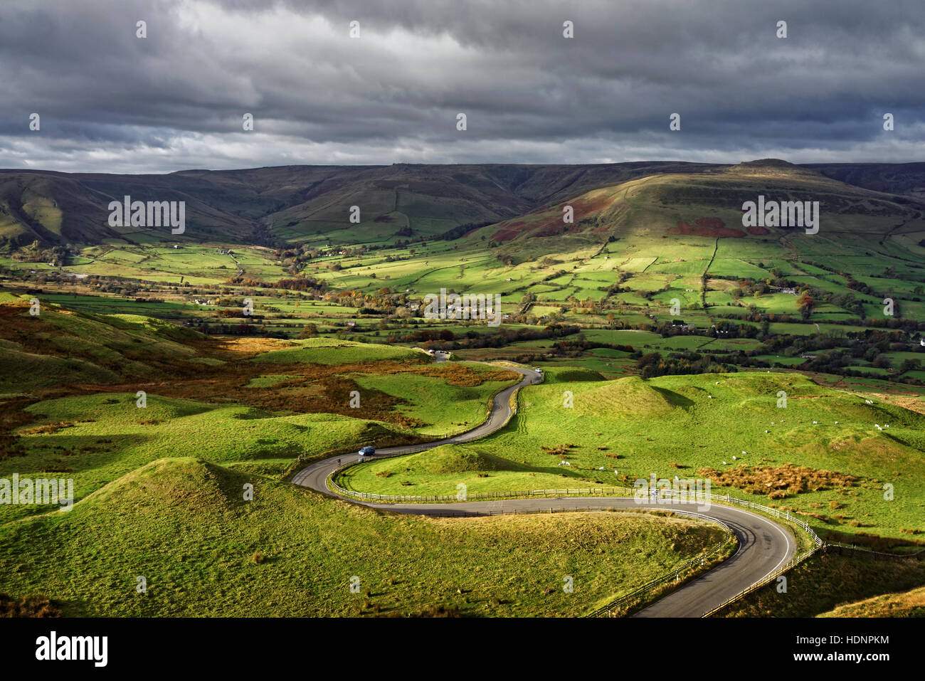 UK, Derbyshire, Peak District, kurvenreiche Strecke von Mam Tor zu Edale Stockfoto