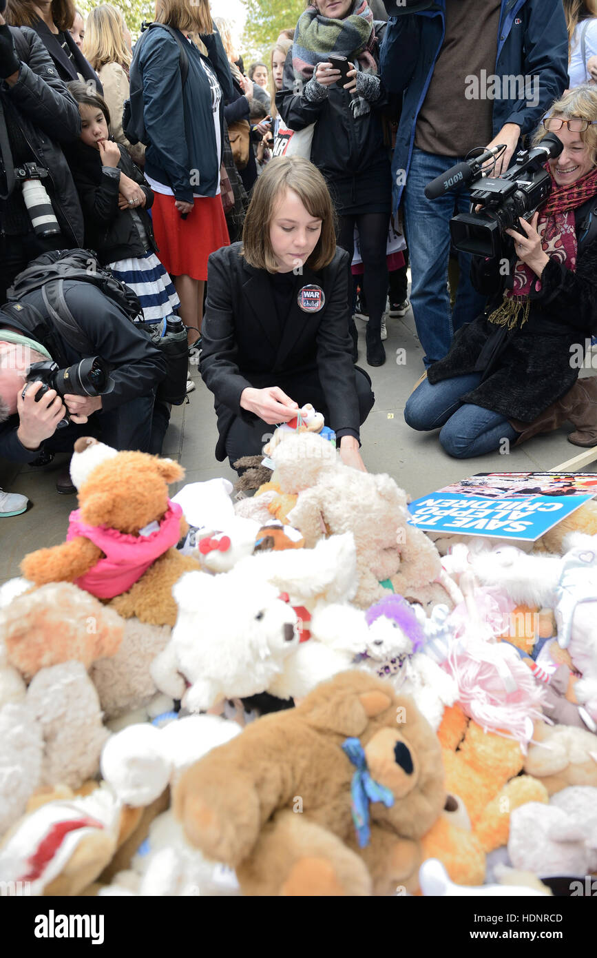 Schauspielerin Carey Mulligan besucht Rallye für Aleppo mit Downing Street London: Carey Mulligan wo: London, Vereinigtes Königreich bei: 22. Oktober 2016 Stockfoto