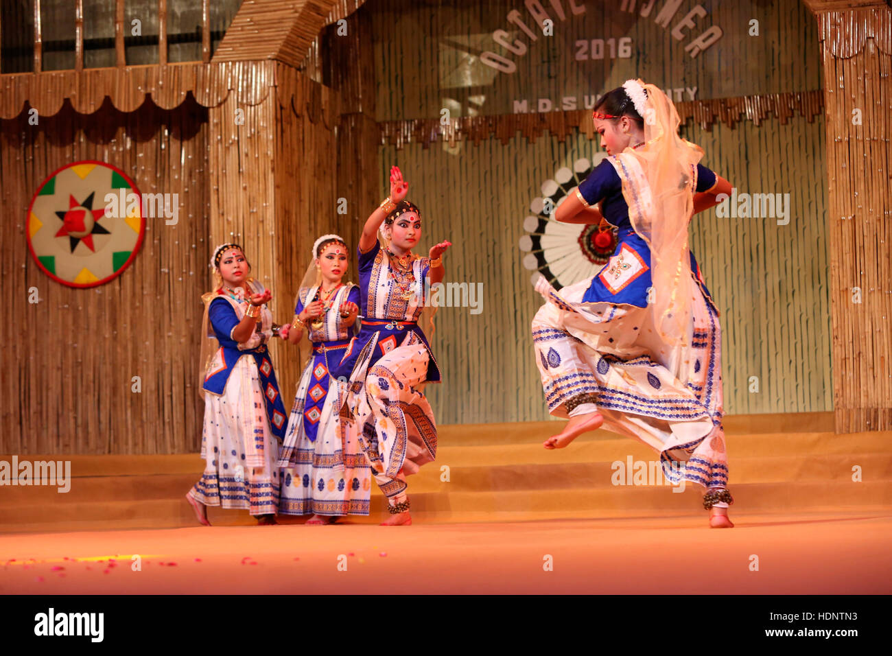 Traditionelle Tänzer aus Assam Sattriya Tanz. Tribal-Festival in Ajmer, Rajasthan, Indien Stockfoto