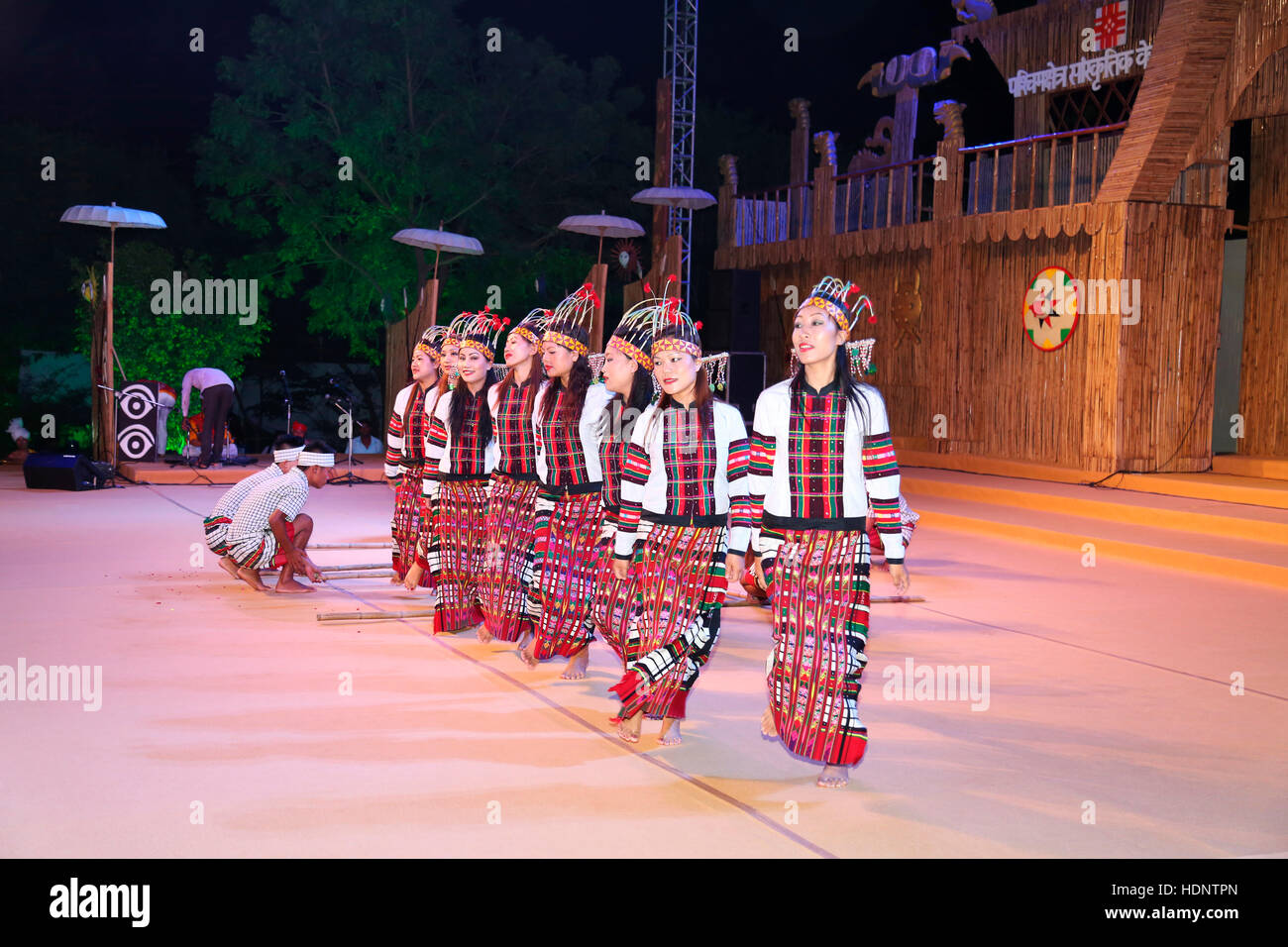 Mizoram Frauen Tribal-TänzerInnen traditionelle Cheraw Tanz (Bambus-Tanz). Tribal-Festival in Ajmer, Rajasthan, Indien Stockfoto
