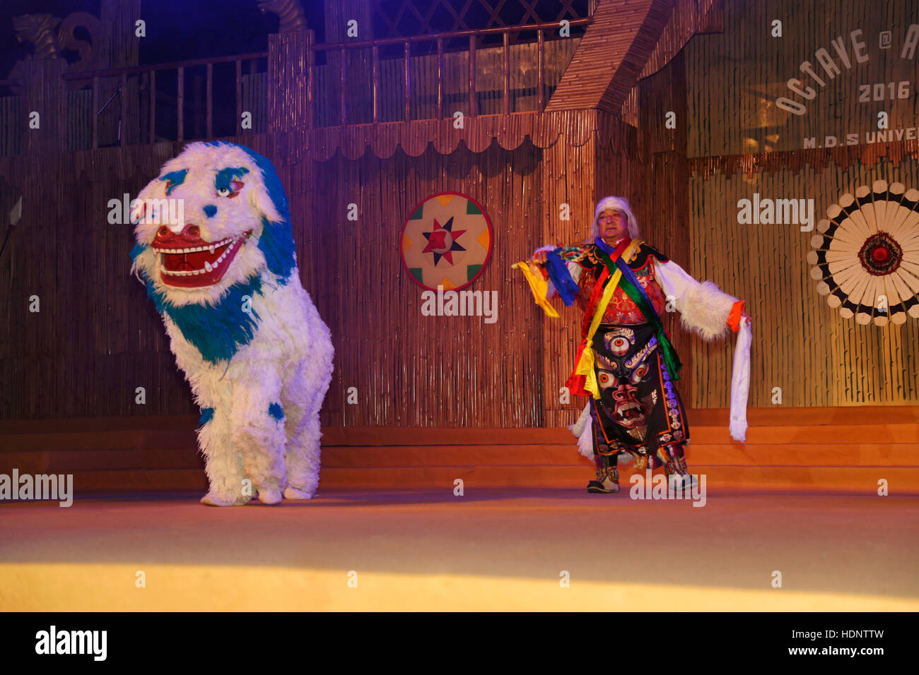Mann, die traditionelle Singi Cham Tanz von Sikkim. Tribal-Festival in Ajmer, Rajasthan, Indien Stockfoto
