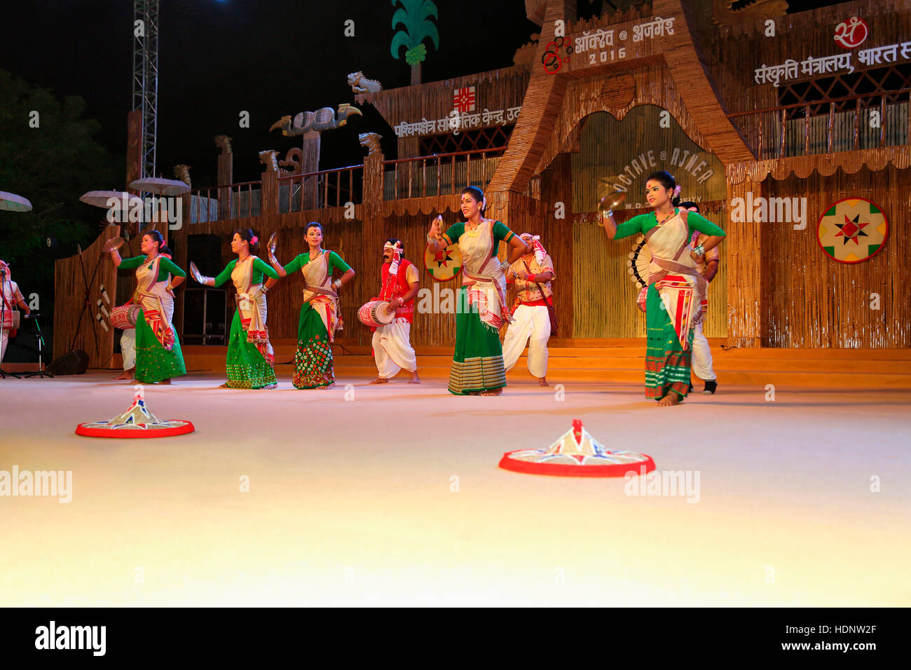 Tribal-TänzerInnen aus Assam Durchführung traditioneller Bodo tanzen Assam. Tribal-Festival in Ajmer, Rajasthan, Indien Stockfoto