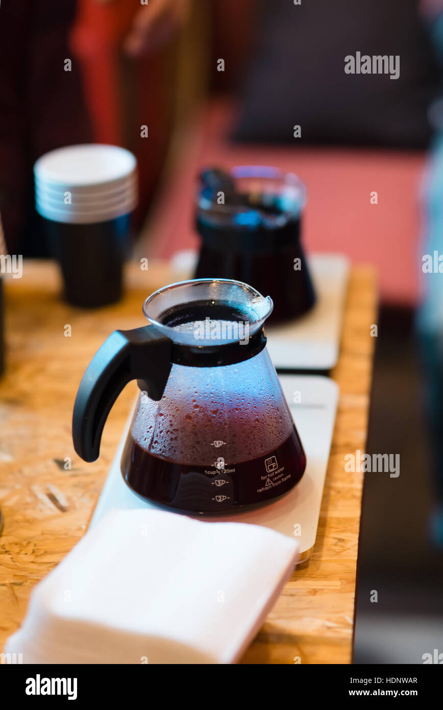 Espresso-Maschine, die Zubereitung von Kaffee in der Kneipe, Bar, restaurant Stockfoto