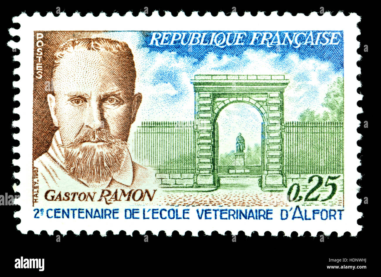 Französische Briefmarke (1967): Professor Gaston Ramon (1886-1963), französischer Tierarzt und Biologe am bekanntesten für seine Rolle bei der Behandlung von Diphtherie... Stockfoto