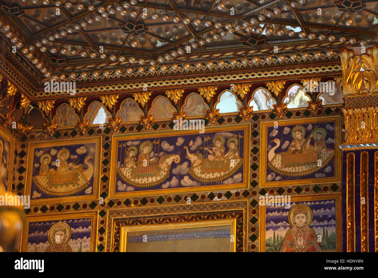 Innenansicht des Soni Ji Ki Nasiyan. Die Hauptkammer, bekannt als die Swarna Nagari Stadt des Goldes hat mehrere vergoldete Holzfiguren, Darstellung severa Stockfoto
