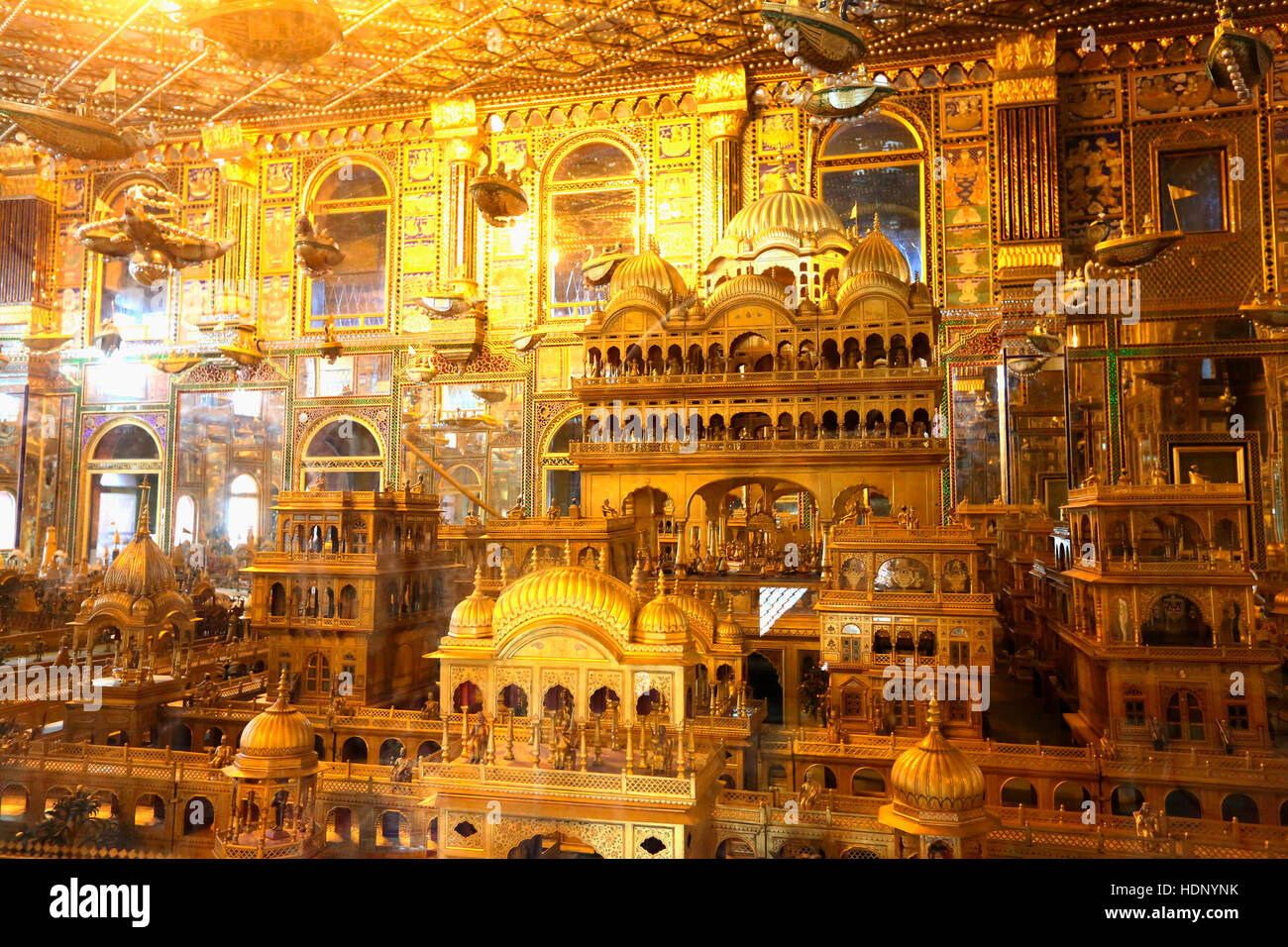 Innenansicht des Soni Ji Ki Nasiyan. Die Hauptkammer, bekannt als die Swarna Nagari Stadt des Goldes hat mehrere vergoldete Holzfiguren, Darstellung severa Stockfoto