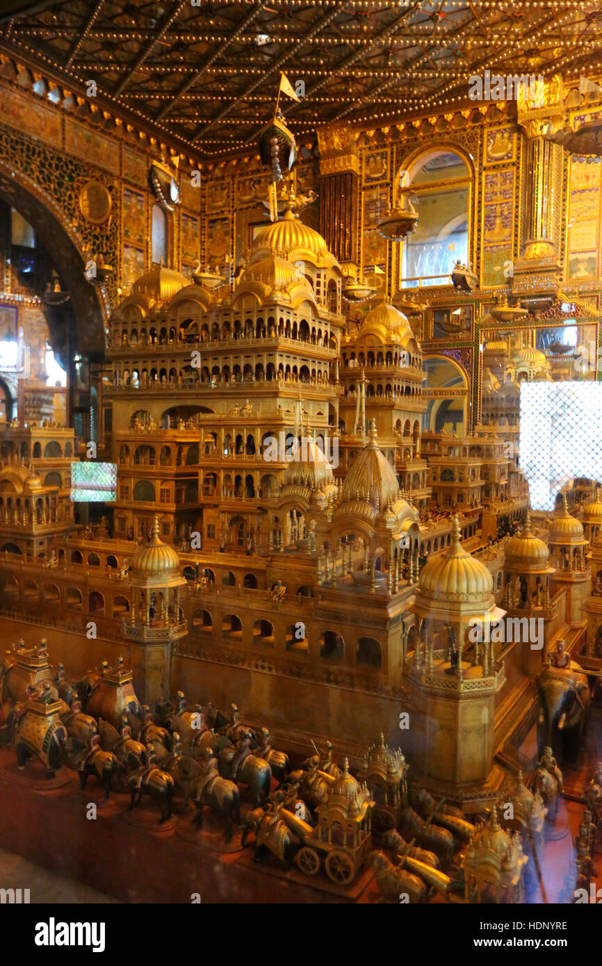 Innenansicht des Soni Ji Ki Nasiyan. Die Hauptkammer, bekannt als die Swarna Nagari Stadt des Goldes hat mehrere vergoldete Holzfiguren, Darstellung severa Stockfoto