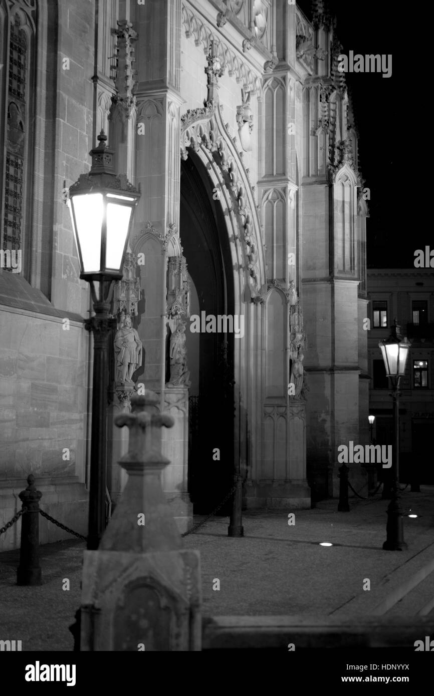 Eingang zur Kathedrale bei Nacht Stockfoto