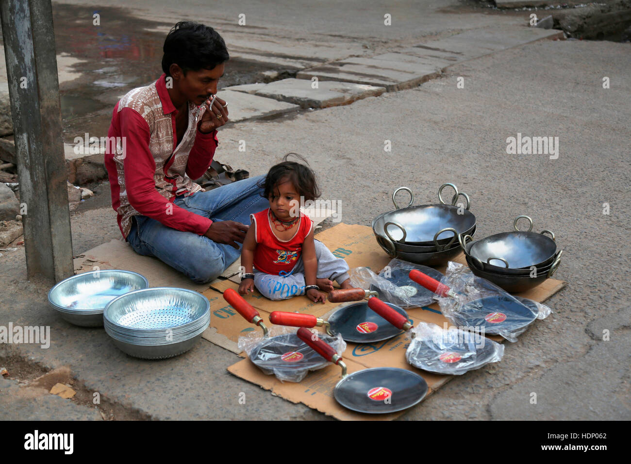 Mann Selling täglichen Utensilien. Ajmer Straßenmarkt, Rajasthan Indien. Stockfoto