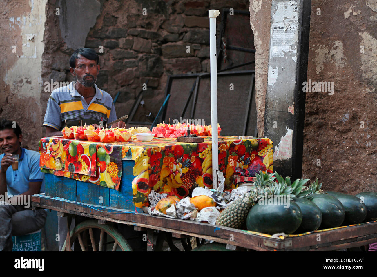 Obst-Verkäufer in Ajmer Markt. Ajmer Straßenmarkt, Rajasthan Indien. Stockfoto