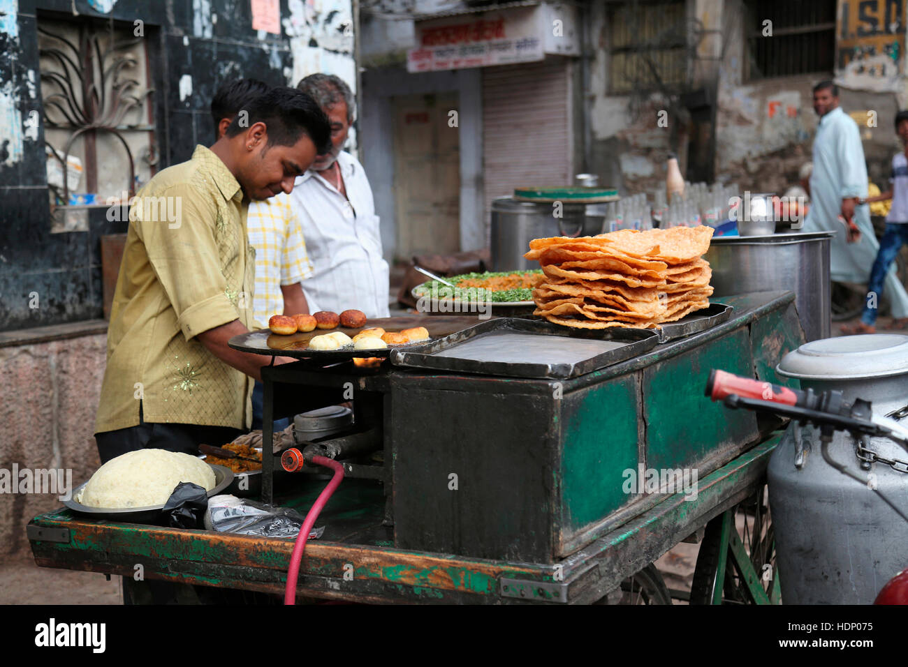 Streetfood Hand Wagen. Ajmer Straßenmarkt, Rajasthan Indien. Stockfoto