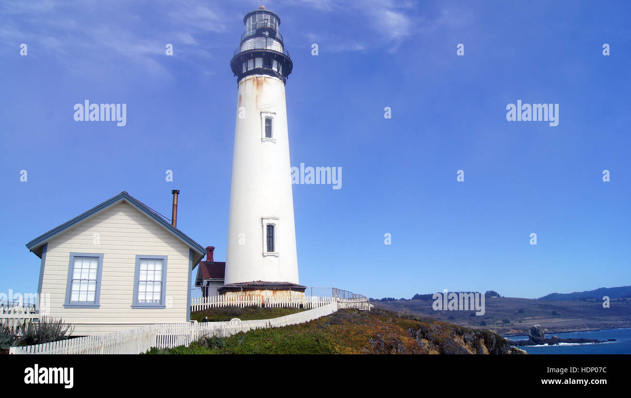 PESCADERO, Kalifornien, Vereinigte Staaten von Amerika - 6. Oktober 2014: Die Taube zeigen Leuchtturm entlang der Autobahn Nr. 1 Stockfoto