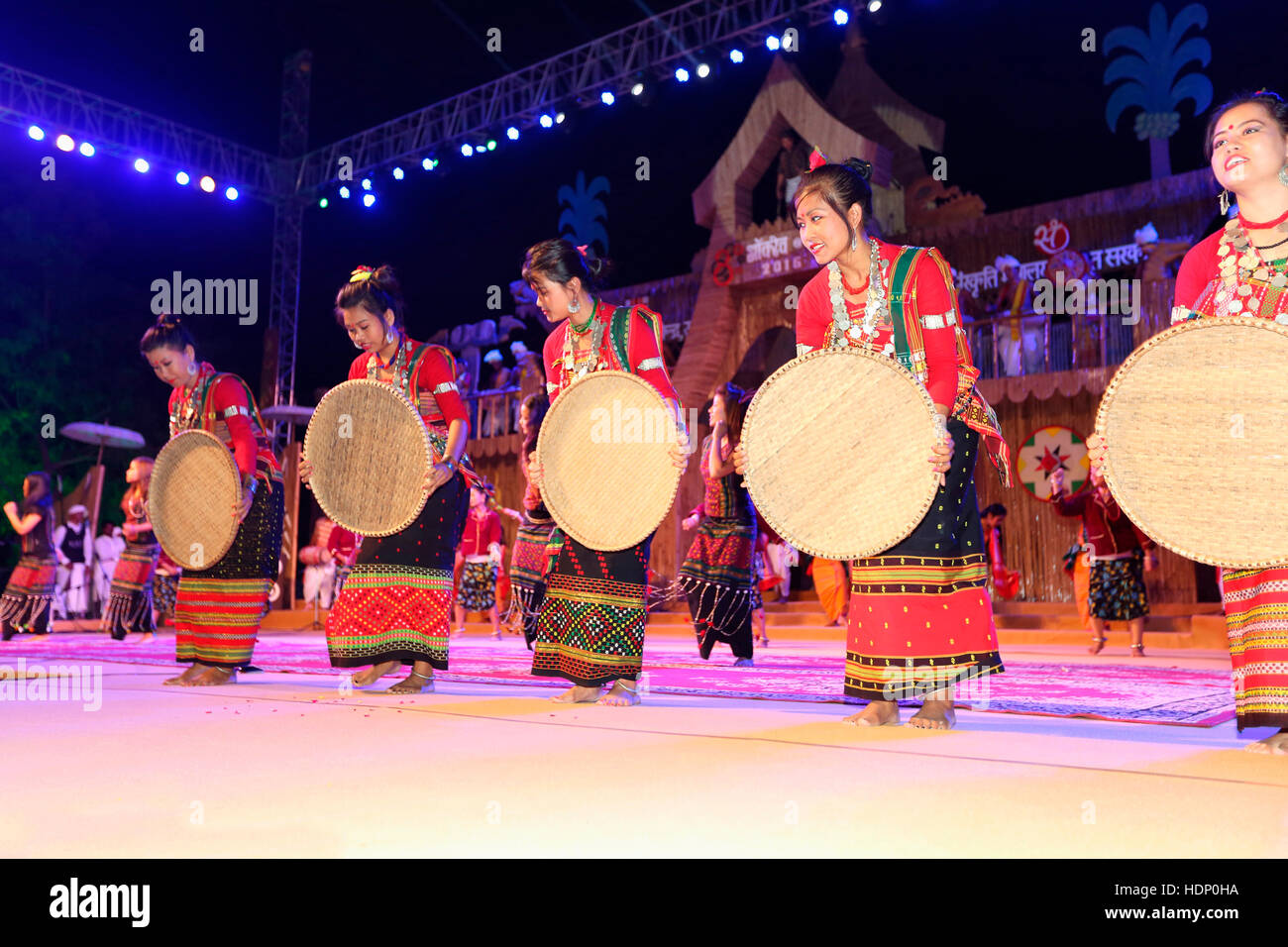 Tribal-TänzerInnen aus Assam traditionellen Tanz. Tribal-Festival in Ajmer, Rajasthan, Indien Stockfoto