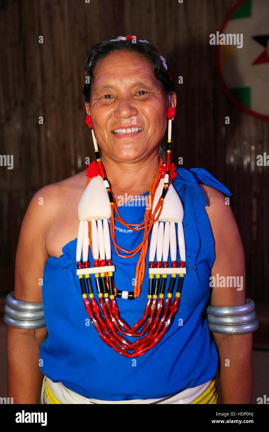 Rengma Tribal Frau tragen traditionellen Schmuck Takfuton Halskette, Akwie (Armreifen), Ayeikhoa Kopfbedeckung, Lahamo Ohrstücke. Ländliche Gesichter Indiens Stockfoto