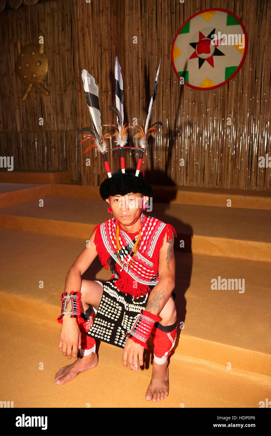 Rengma Tribal Mann aus Nagaland sitzen - er ist Awachu Nu-Kopfbedeckung tragen. Stockfoto