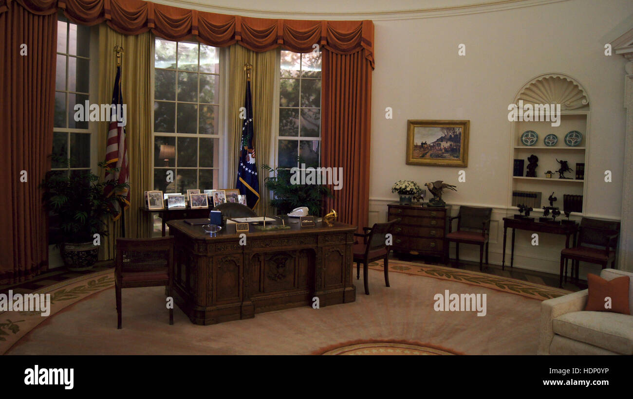 SIMI VALLEY, Kalifornien, Vereinigte Staaten von Amerika - 9. Oktober 2014: Exakte Nachbildung von Ronald Reagans weiße Haus Oval Office Besucher erstaunt und erzieht Schulgruppen Stockfoto