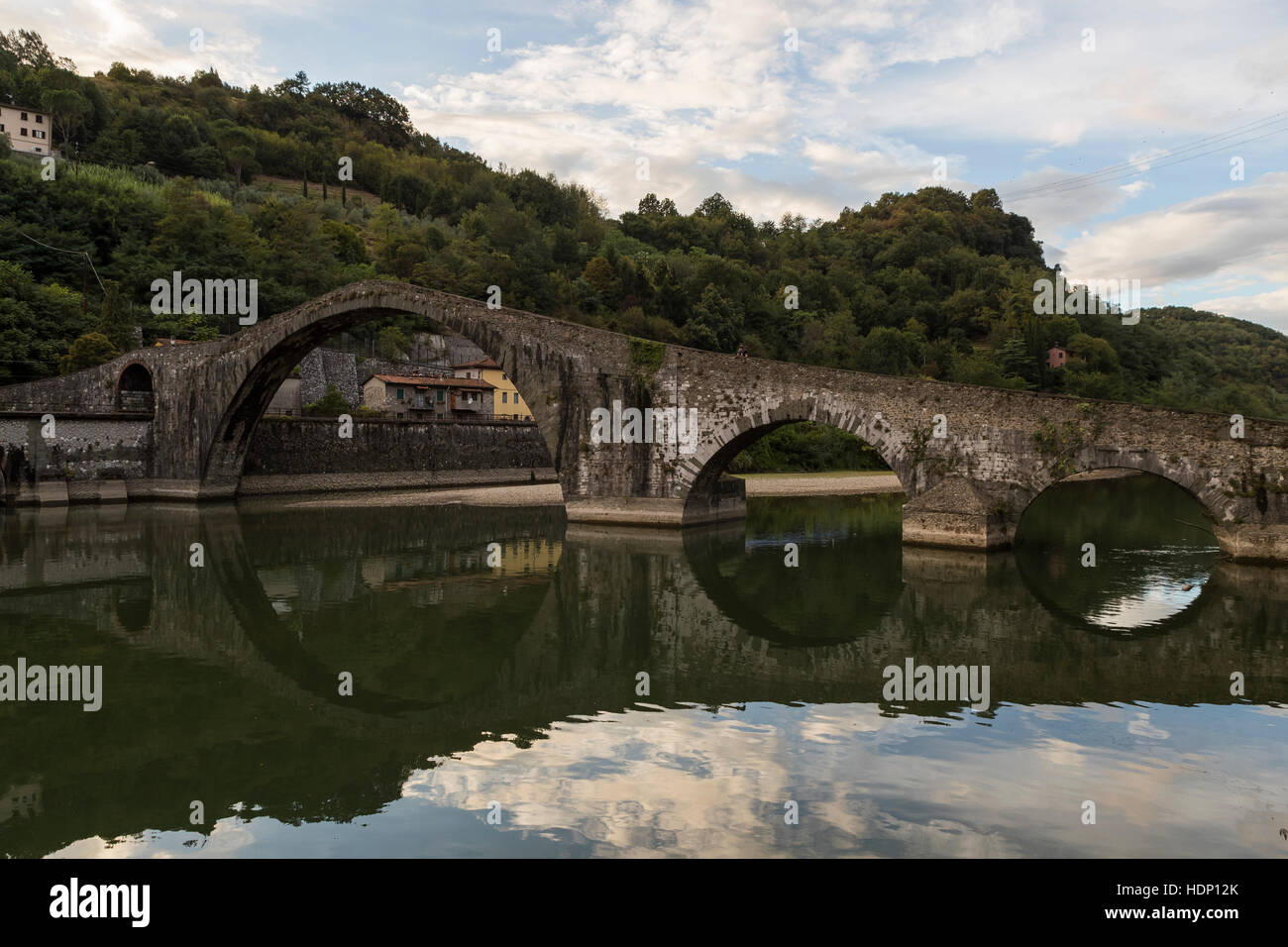 Die Ponte della Maddalena oder Devil's Bridge, geformt, um einen Kreis zu reflektieren. Borgo a Mozzano, Italien. Home für Fledermäuse und Osteria del Diavolo Restaurant. Stockfoto