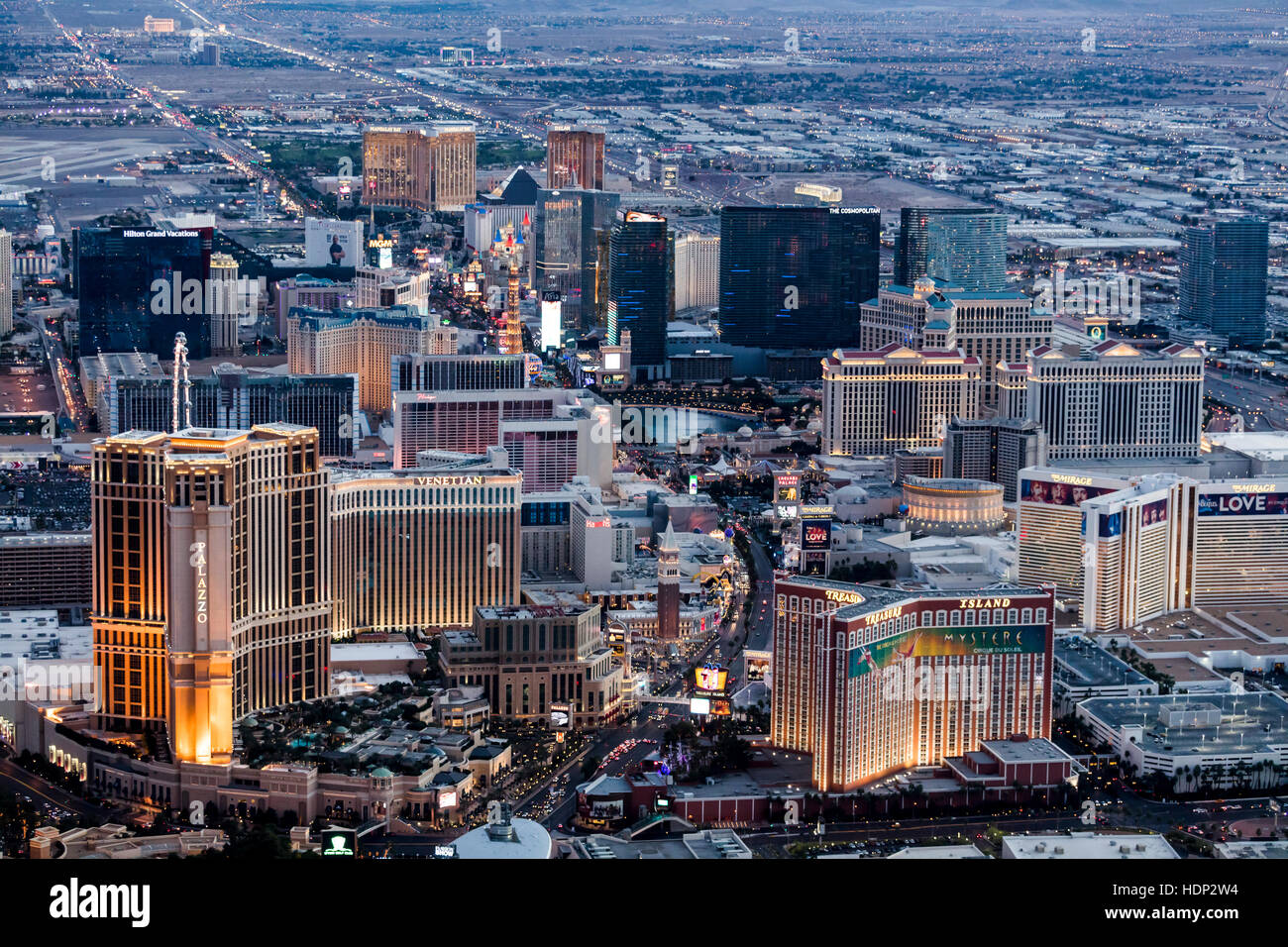 Luftaufnahme des Streifens in der Nacht, Las Vegas, Nevada, USA Stockfoto