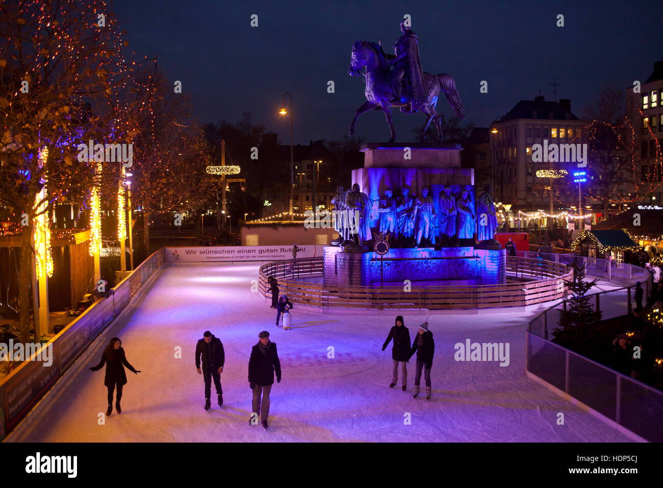 Deutschland, Köln, Eisbahn auf dem Weihnachtsmarkt auf dem Heumarkt in der  Altstadt Stockfotografie - Alamy