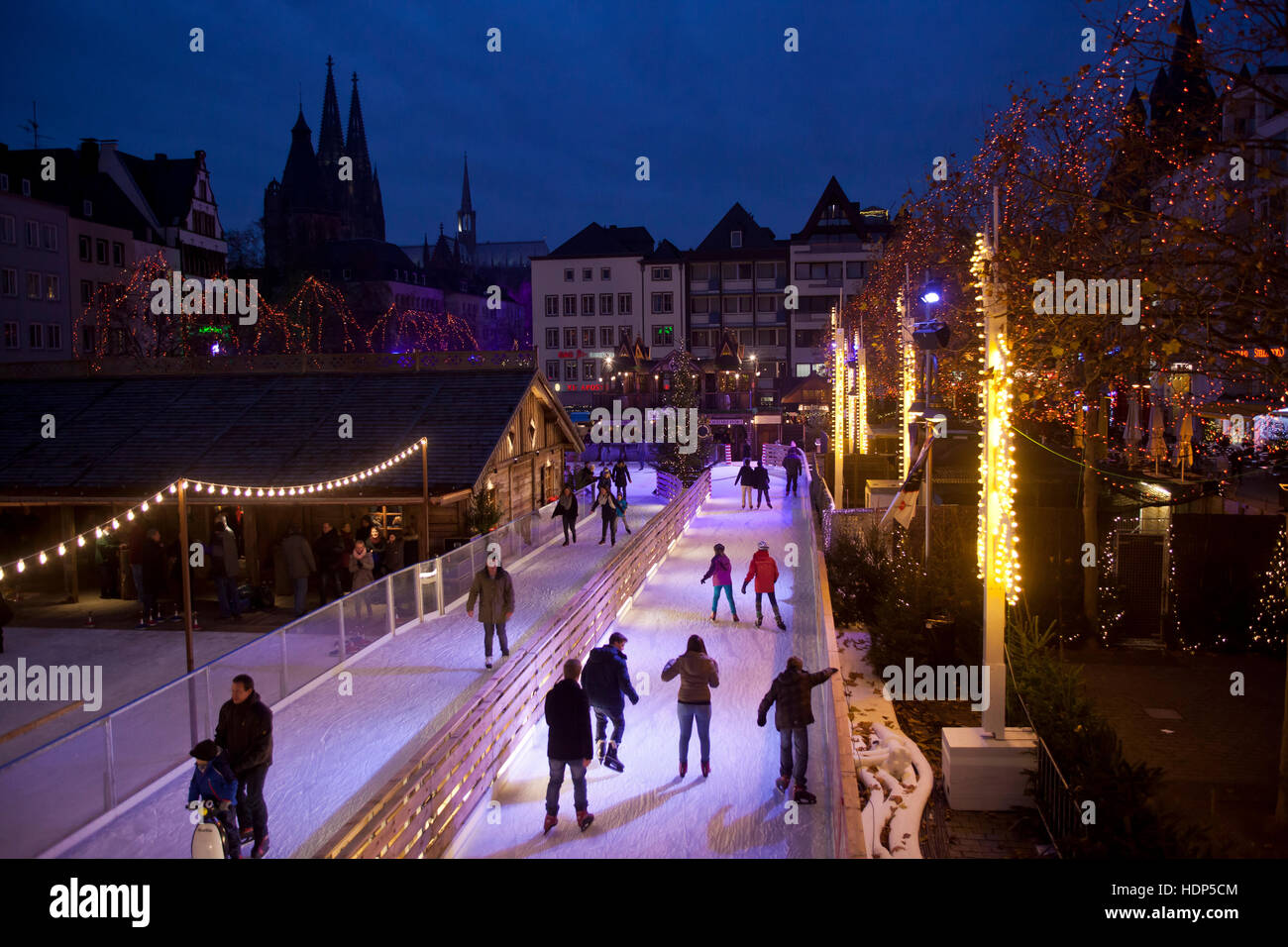 Deutschland, Köln, Eisbahn auf dem Weihnachtsmarkt auf dem Heumarkt in der Altstadt. Stockfoto