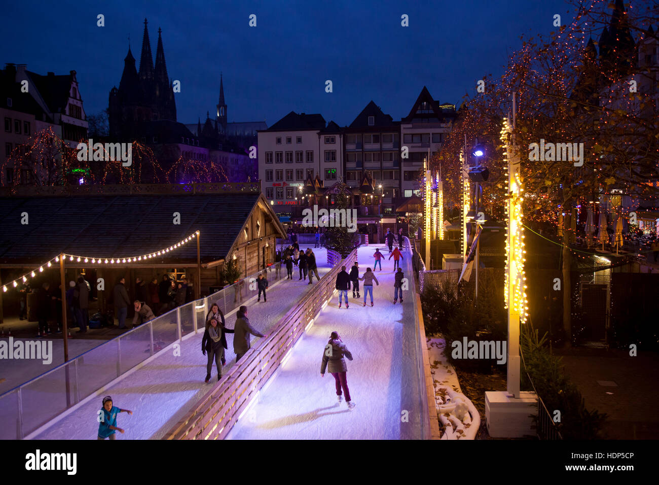 Deutschland, Köln, Eisbahn auf dem Weihnachtsmarkt auf dem Heumarkt in der Altstadt. Stockfoto