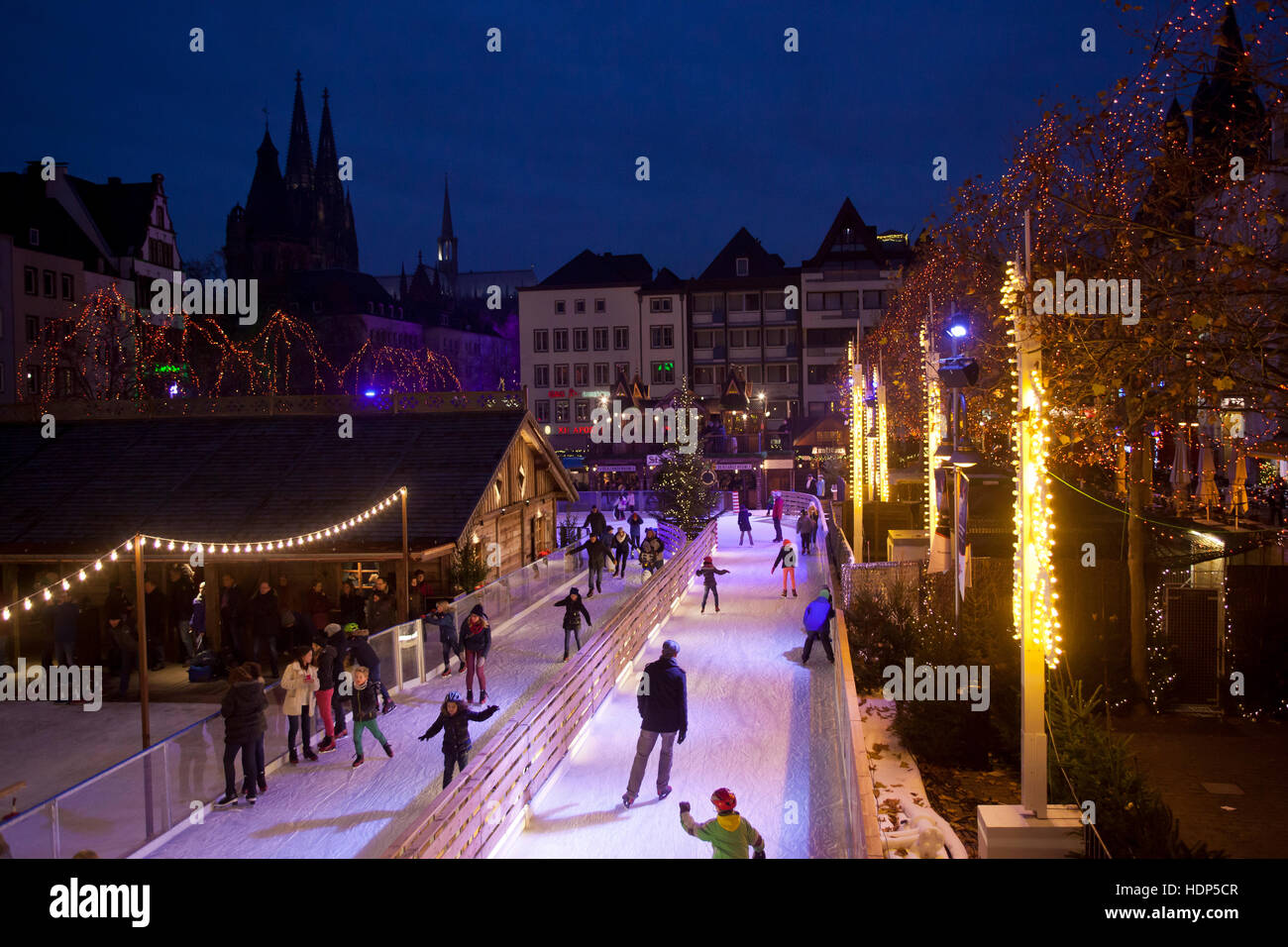 Deutschland, Köln, Eisbahn auf dem Weihnachtsmarkt auf dem Heumarkt in der Altstadt. Stockfoto