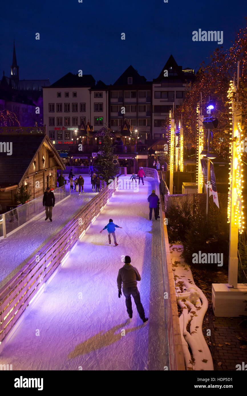Deutschland, Köln, Eisbahn auf dem Weihnachtsmarkt auf dem Heumarkt in der Altstadt. Stockfoto
