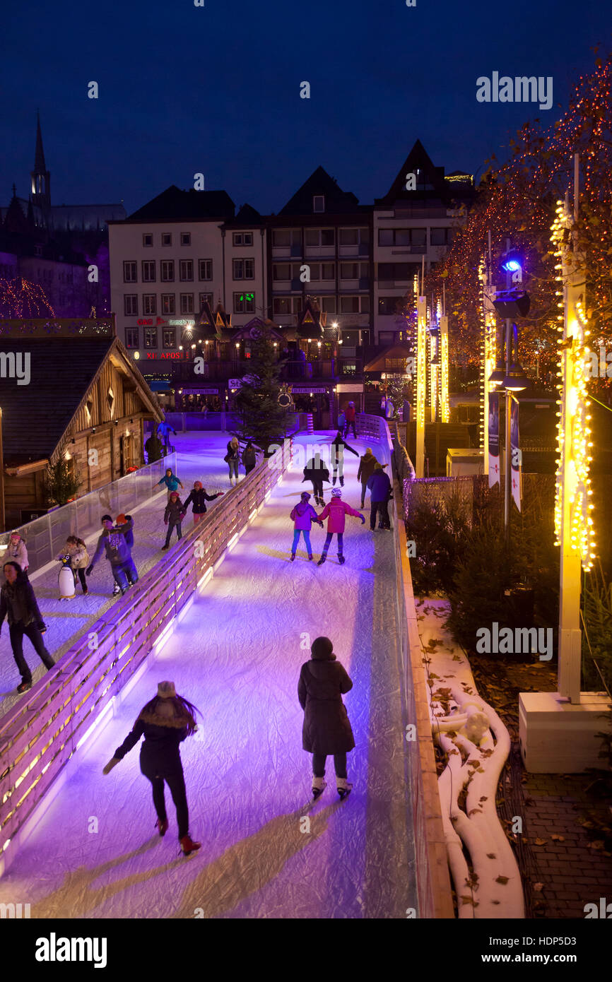 Deutschland, Köln, Eisbahn auf dem Weihnachtsmarkt auf dem Heumarkt in der Altstadt. Stockfoto