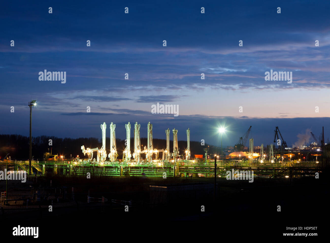 Deutschland, Köln, Hafen Köln-Godorf, eine laden-Anlage für brennbare flüssige Güter Stockfoto