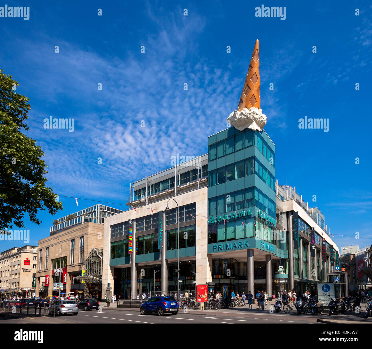 Deutschland, Köln, Eistüte des Popart-Künstlers Claes Oldenburg auf ... Deutschland, Köln, Eistüte des Popart-Künstlers Claes Oldenburg auf ...