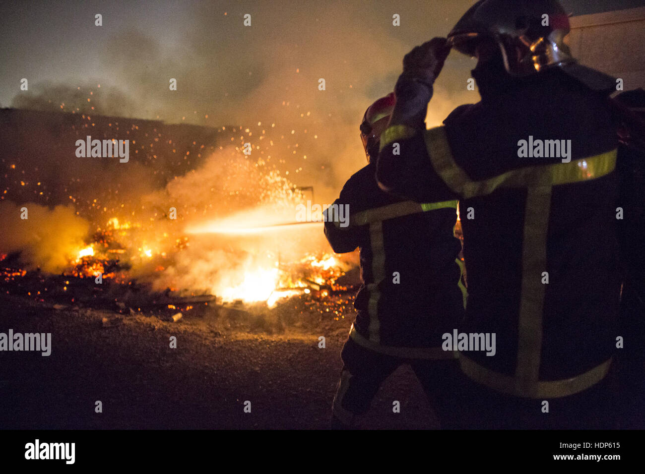 Feuerwehr in Calais Dschungel Brände angezündet durch Flüchtlinge aus Protest gegen die Räumung.  Mitwirkende: Atmosphäre, wo anzeigen: Calais, Frankreich bei: 25. Oktober 2016 Stockfoto