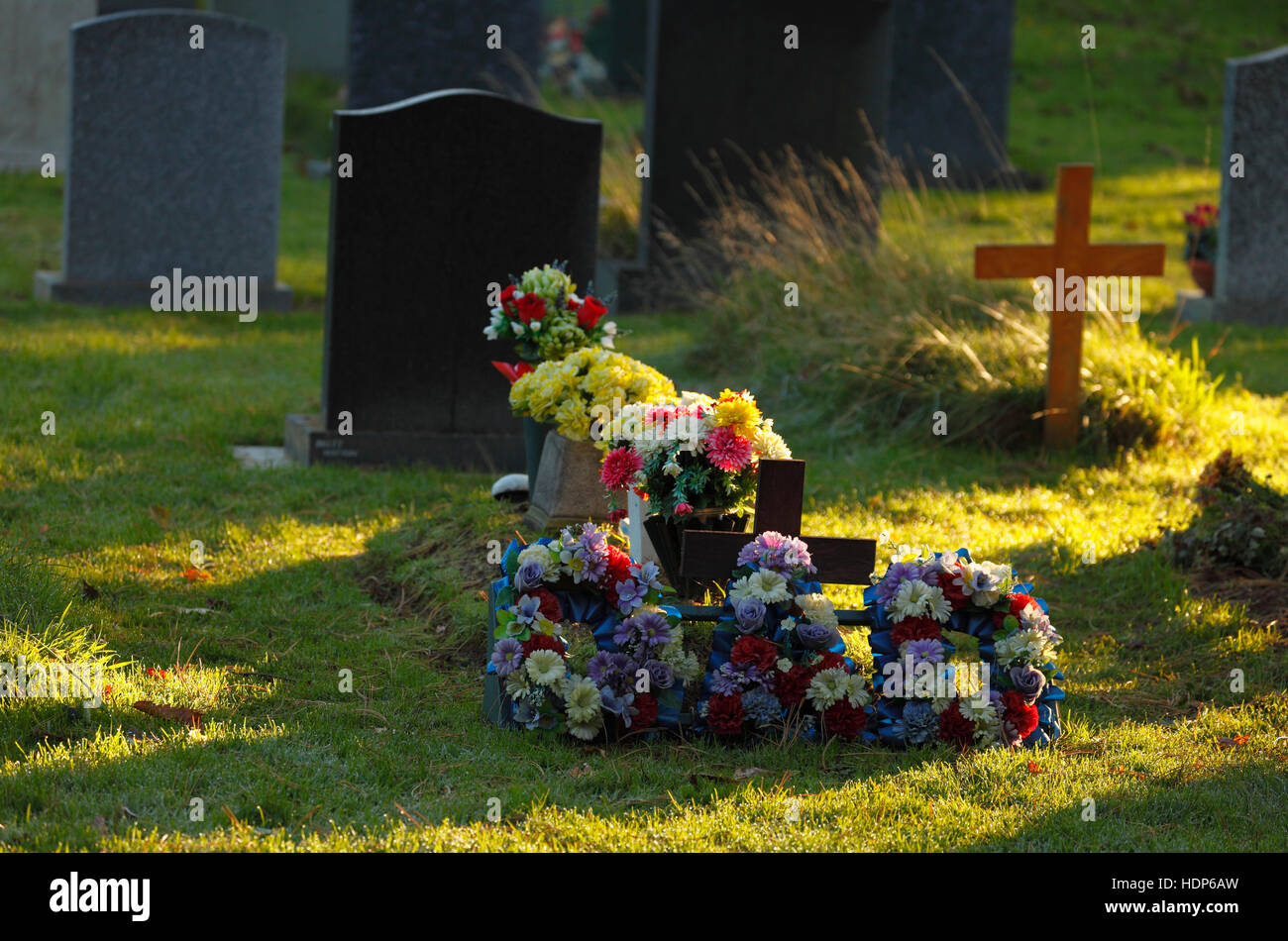 Floral Hommage an "Papa" auf dem Friedhof. Stockfoto