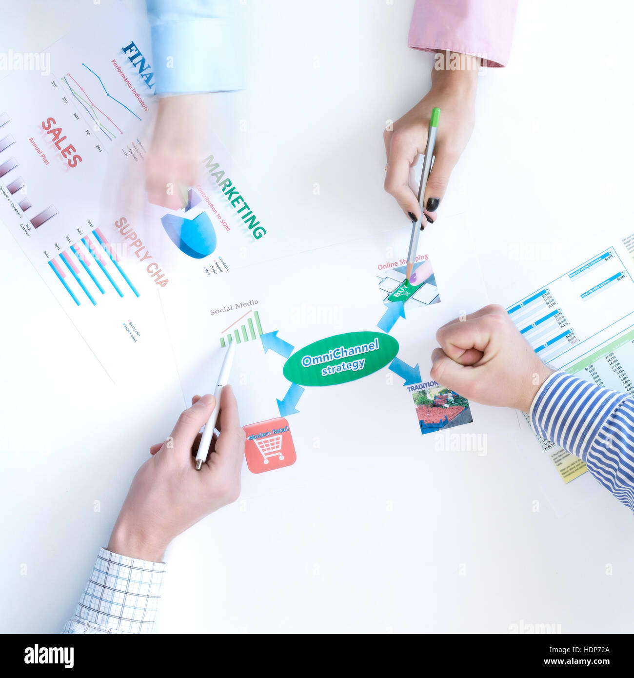 Top View Hände des Menschen Geschäftstreffen auf weiß Stockfoto