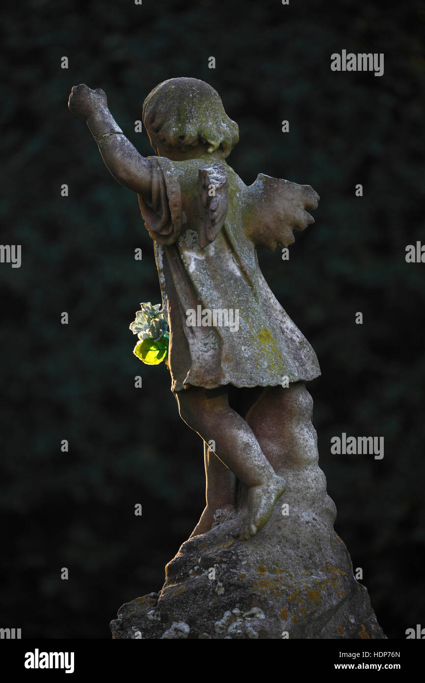 Engel Baby-Grabstein-Statue. Stockfoto
