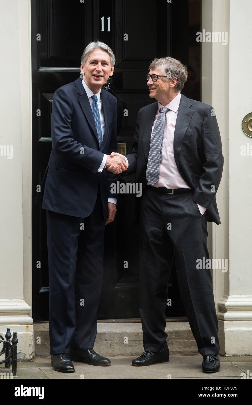 Bill Gates besucht Bundeskanzlerin Philip Hammond in 11 Downing Street.  Mitwirkende: Bill Gates, Philip Hammond wo: London, Vereinigtes Königreich bei: 26. Oktober 2016 Stockfoto