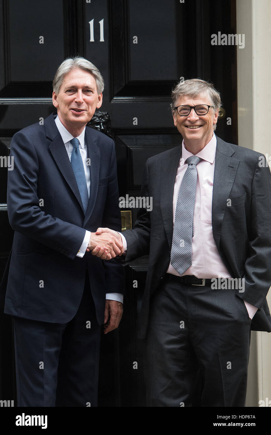 Bill Gates besucht Bundeskanzlerin Philip Hammond in 11 Downing Street.  Mitwirkende: Bill Gates, Philip Hammond wo: London, Vereinigtes Königreich bei: 26. Oktober 2016 Stockfoto
