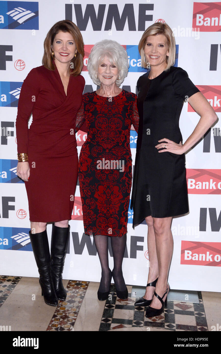Internationaler Frauentag Media Foundation 27. jährliche Mut im Journalismus-Preisverleihung bei Cipriani 42nd Street - roten Teppich Ankünfte mit: Norah O' Donnell, Diane Rehm, Kate Schnee wo: New York, New York, Vereinigte Staaten von Amerika bei: 26. Oktober 2016 Stockfoto