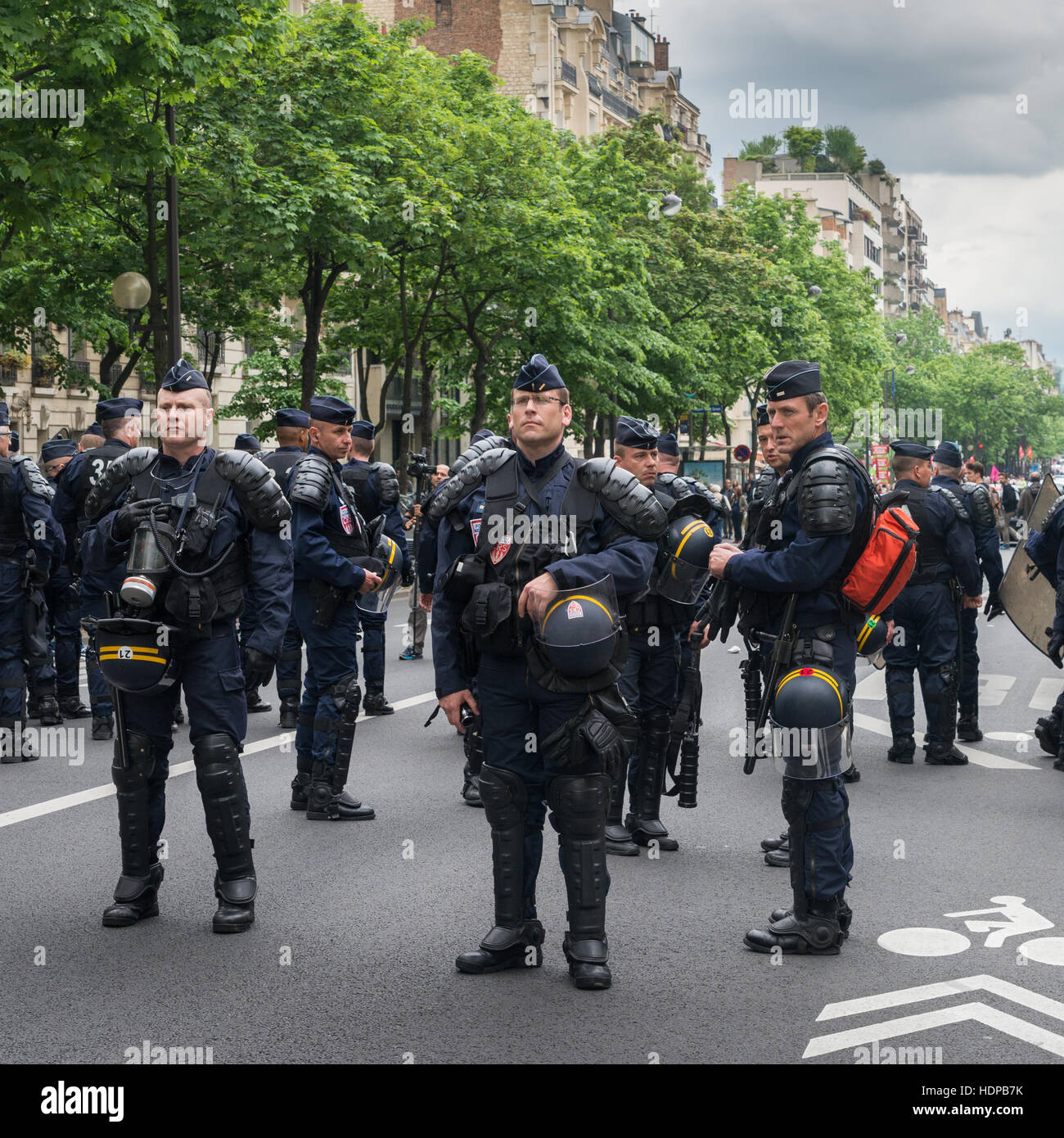 Französischen Gewerkschaften und Studenten protestieren in Paris, Frankreich, nachdem die Regierung gezwungen durch umstrittene Arbeitsmarktreformen. Stockfoto