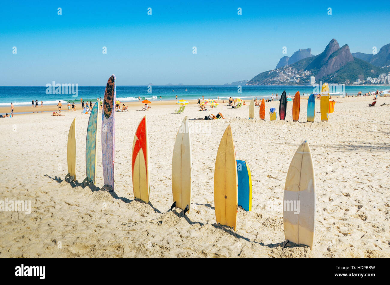 Surfbretter am Strand von Ipanema, Rio De Janeiro, Brasilien Stockfoto