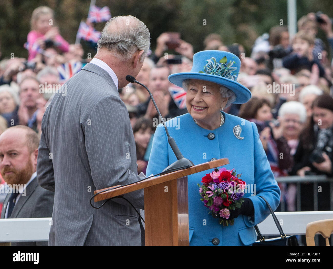 Queen Elizabeth, begleitet von der Duke of Edinburgh und der Herzog und die Herzogin von Cornwall, besucht Poundsbury, Dorset, wo sie eine Statue von ihrer verstorbenen Mutter in Königin-Mutter Square Featuring enthüllt: Königin Elizabeth II, Prinz Charles Where: Poundsbury Stockfoto