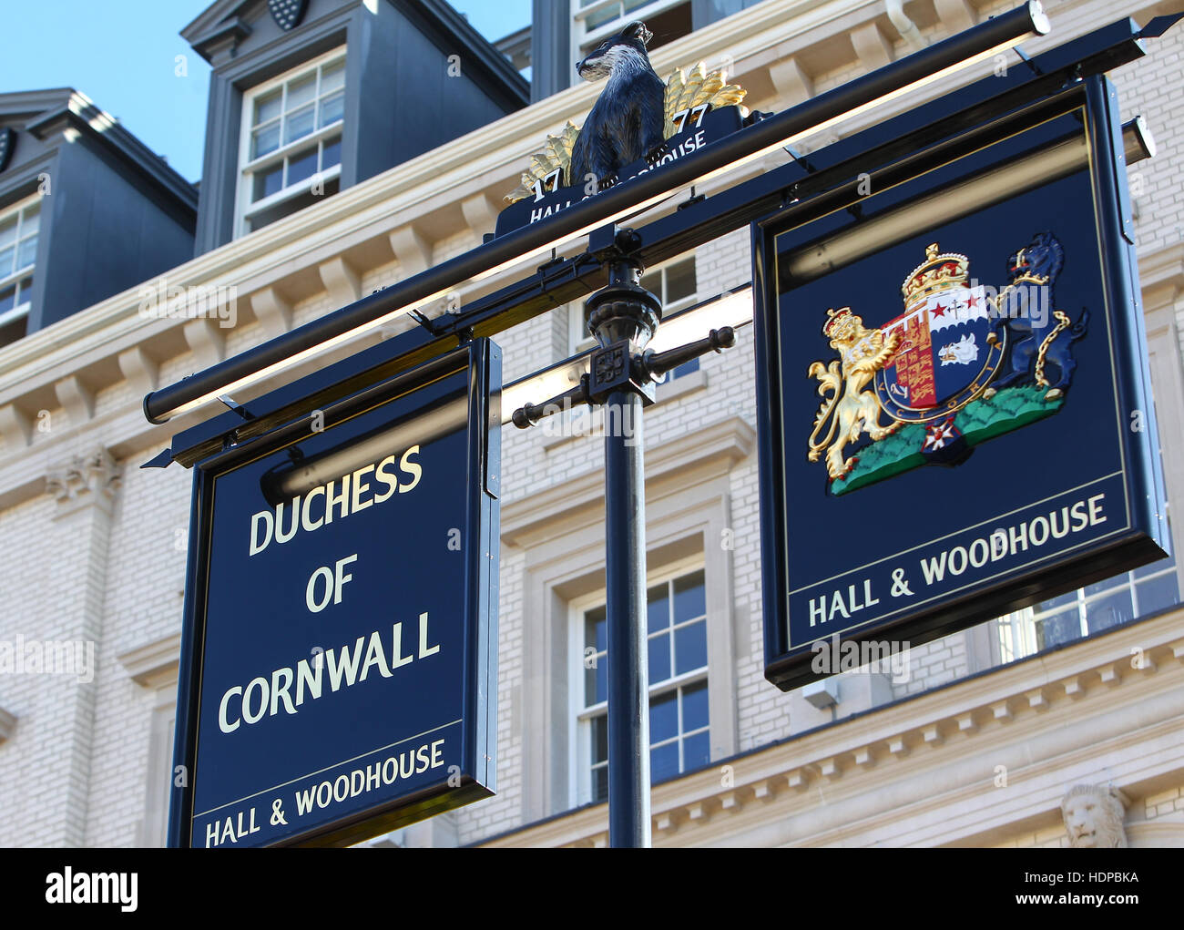 Queen Elizabeth, begleitet von der Duke of Edinburgh und der Herzog und die Herzogin von Cornwall, besucht Poundsbury, Dorset, wo sie eine Statue von ihrer verstorbenen Mutter in Königin-Mutter Square Featuring enthüllt: Pub melden wo: Poundsbury Dorset, Großbritannien wenn: Stockfoto