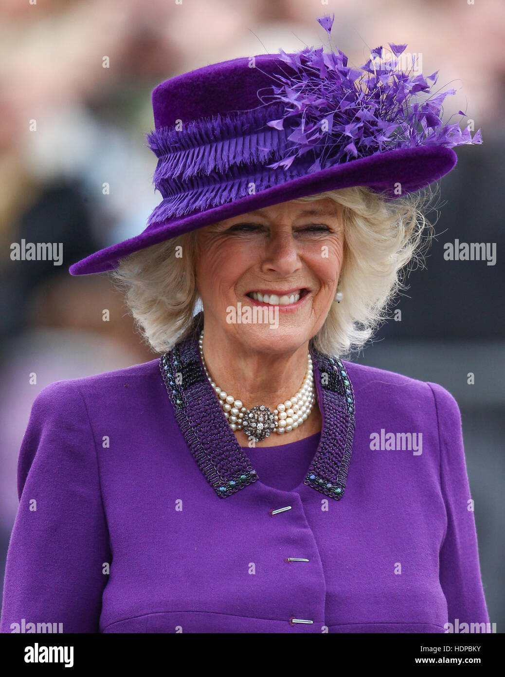 Queen Elizabeth, begleitet von der Duke of Edinburgh und der Herzog und die Herzogin von Cornwall, besucht Poundsbury, Dorset, wo sie eine Statue von ihrer verstorbenen Mutter in Königin-Mutter Square Featuring enthüllt: Camilla Duchess of Cornwall wo: Poundsbury Dorset, U Stockfoto