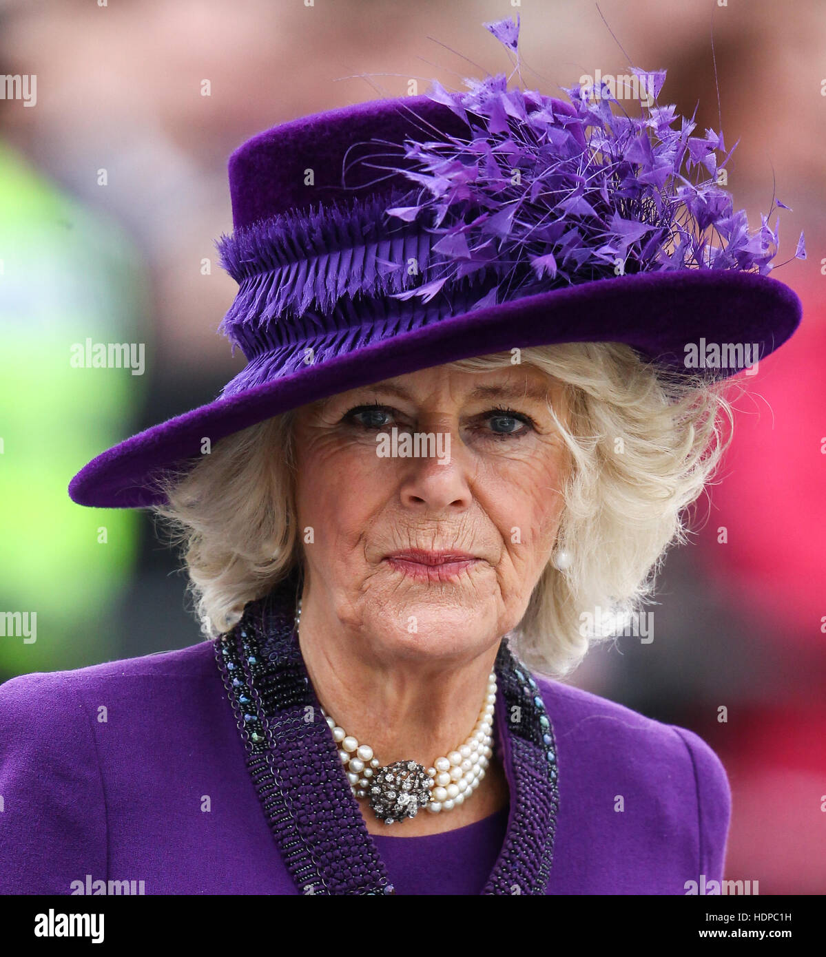 Queen Elizabeth, begleitet von der Duke of Edinburgh und der Herzog und die Herzogin von Cornwall, besucht Poundsbury, Dorset, wo sie eine Statue von ihrer verstorbenen Mutter in Königin-Mutter Square Featuring enthüllt: Camilla Duchess of Cornwall wo: Poundsbury Dorset, U Stockfoto