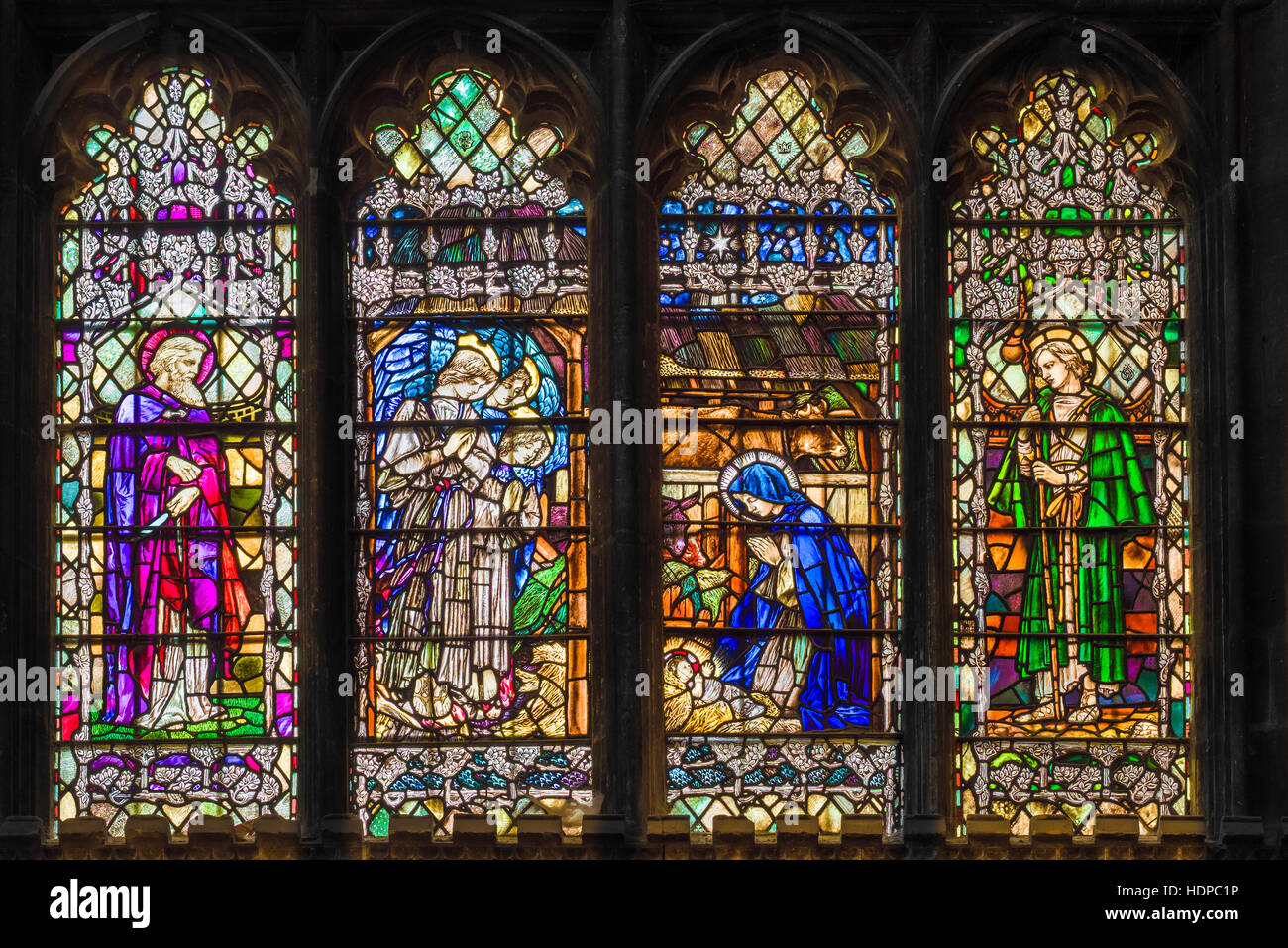 Moderne Glasmalerei-Fenster (von der Geburt Jesu Christi) auf die Kathedrale von Canterbury, England. Stockfoto