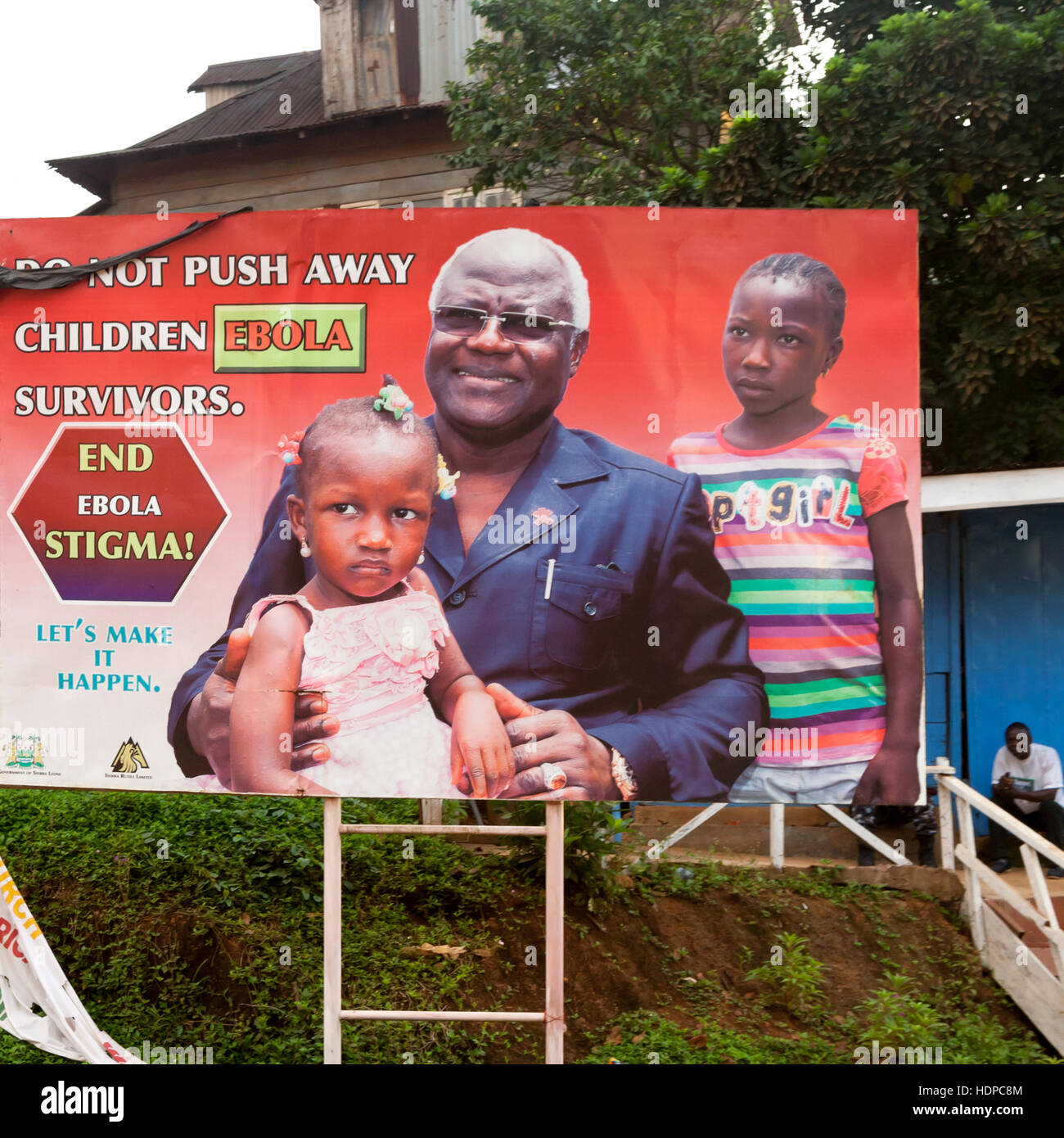 Plakat mit Sierra Leones Präsident Ernest Bai Koroma: "Verdrängt nicht die Kinder von Ebola-Überlebenden" Stockfoto
