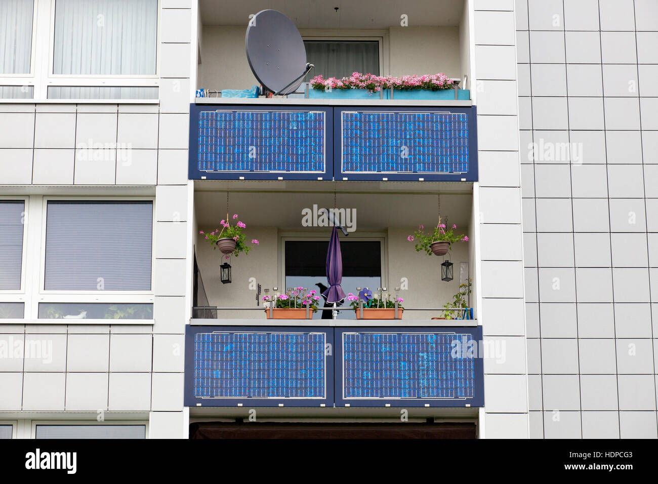 Deutschland, Köln, Solarenergie Wohnsiedlung in Köln-Bocklemuend, Solarmodule an den Balkonbrüstungen. Stockfoto