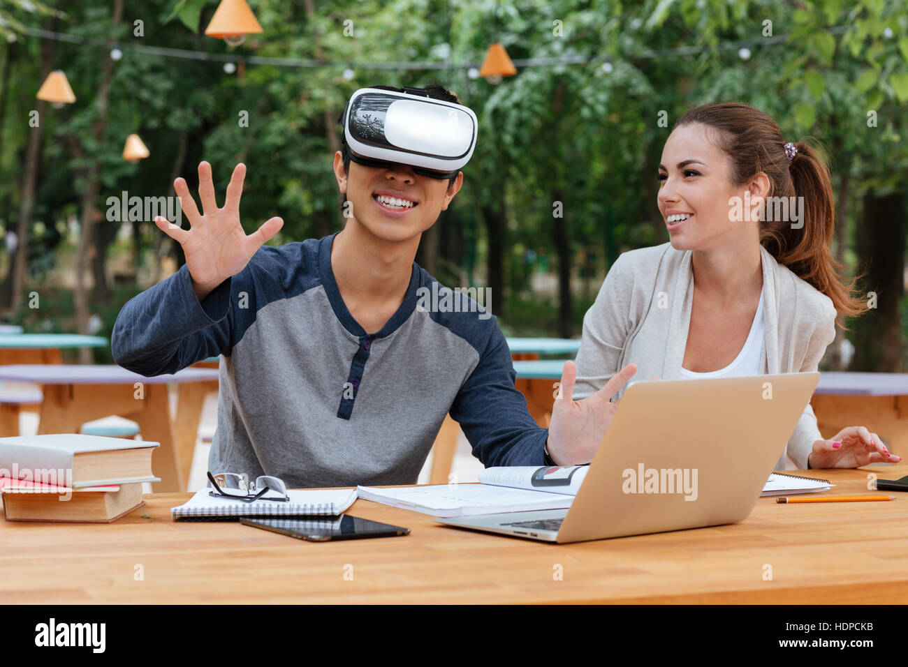 Junges Paar mit virtual-Reality-Brille und im freien Lachen Lächeln Stockfoto