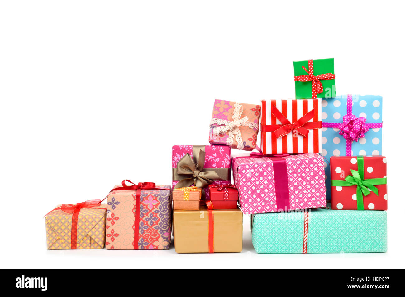 Nahaufnahme von einem Haufen von Geschenken in schöne Papiere gewickelt und gebunden mit Bänder in verschiedenen Farben auf weißem Hintergrund Stockfoto