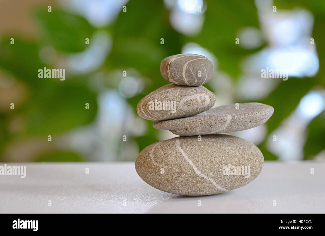 Kiesel Steinen Pyramide mit der Natur im Hintergrund Stockfoto