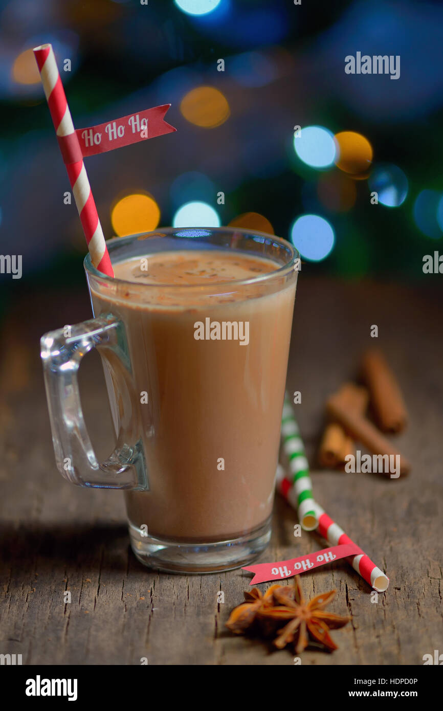 Tasse heißen Kakao Getränk und Weihnachtsbaum Lichter Stockfoto